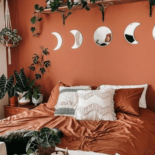How to Decorate a Bedroom for an Airbnb (5 Steps + 6 Ideas)